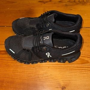 On Running black on black cloud 5 running sneakers